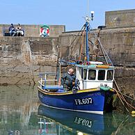 Visser op vissersboot in het haventje van Pennan, een klein dorpje aan de zee in Aberdeenshire, Schotland, UK
<BR><BR>Zie ook www.arterra.be</P>